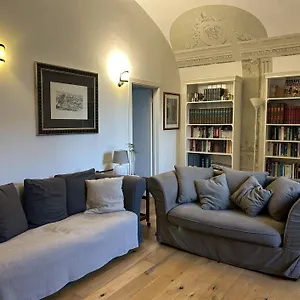 Frescos House